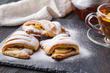 Elma ve tarçın ile çay süzme peynir kurabiye