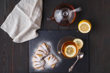 Continental kahvaltı pasta ve çay ile