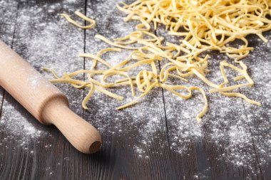Ev yapımı tagliatelle makarna ve kesme tahtası kapat