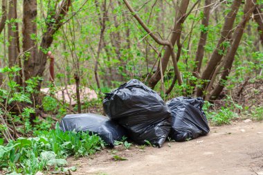 Siyah plastik torbalarda çöp, sokakları temizlemek.