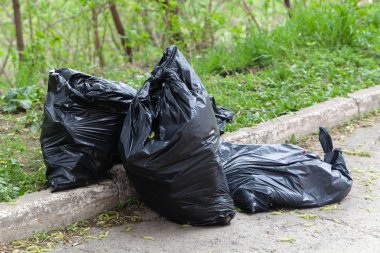 Siyah plastik torbalarda çöp, sokakları temizlemek.