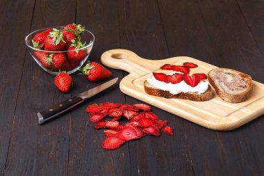 Sağlıklı Kahvaltı ekmek ve peynir ile el yapımı kurutulmuş trawberries