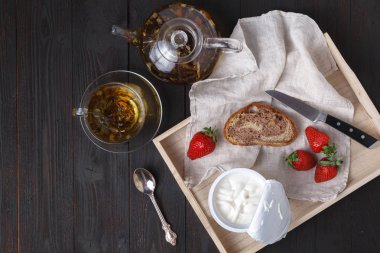 Lezzetli sandviç ekmeği, krem peynir ve çilek