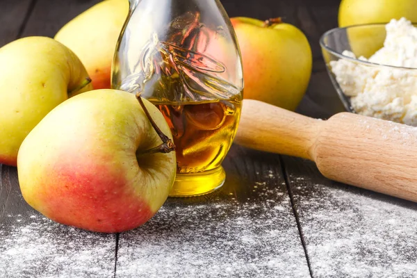 Saisonaler Apfelkuchen Zutaten Auf Dem Tisch — Stockfoto
