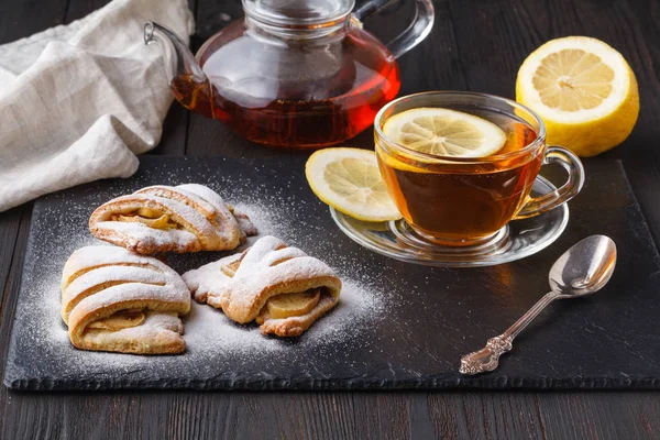 Süzme peynir tanımlama karanlık ahşap masa üzerinde çay ile plaka üzerinde apple ile