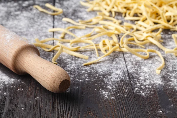 Making Homemade Pasta Linguine Rustic Kitchen Table Flour Vintage Sieve — Stock Photo, Image