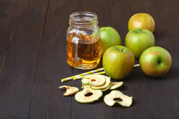Hausgemachte Apfelchips Auf Dem Tisch Trockenfrüchte Gesunde Zwischenmahlzeit — Stockfoto