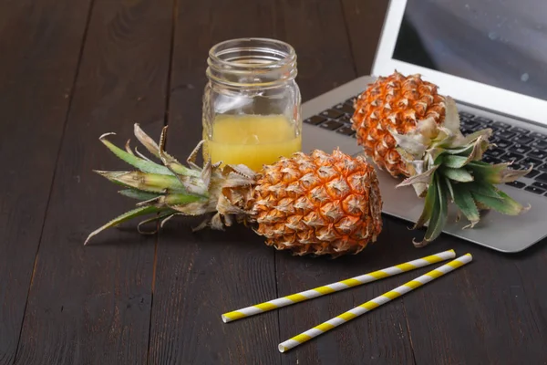 Ananassap Ananas Geplaatst Een Houten Tafel — Stockfoto