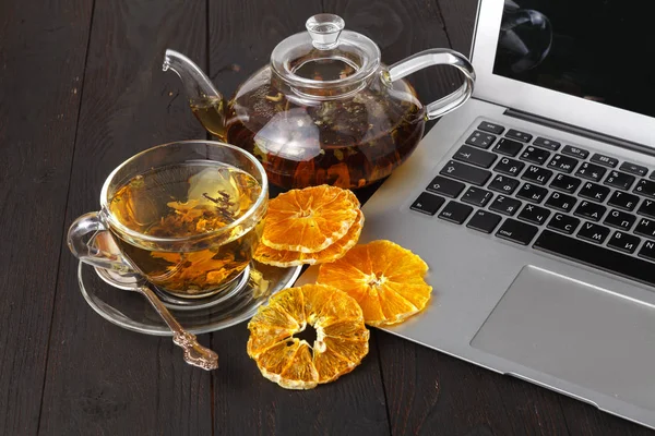 Чайник Черным Чаем Розами Апельсинами Грейпфрутом Светлом Фоне — стоковое фото