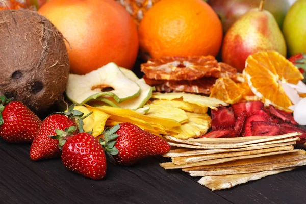 Fruchtchips Getrocknete Orangenscheiben Kiwi Erdbeeren Und Bananen — Stockfoto