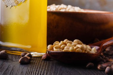 Ahşap masa üzerinde cam şişede Virgin Sedir yağı