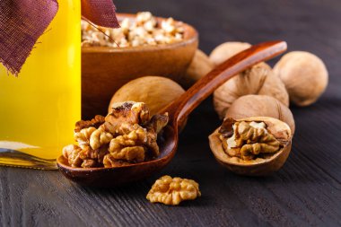 Şişe ve Fındık ceviz yağı. Seçici odak