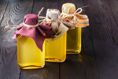 Farklı tür bitkisel yağ şişeleri