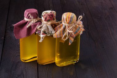 Farklı tür bitkisel yağ şişeleri