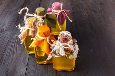 Farklı tür bitkisel yağ şişeleri