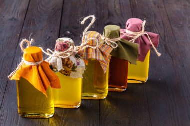 Farklı tür bitkisel yağ şişeleri