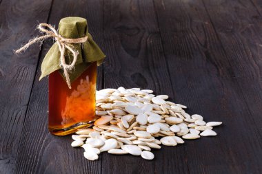 kabak çekirdeği ve masada bir cam kavanoza saf Kabak yağı