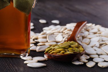 kabak çekirdeği ve masada bir cam kavanoza saf Kabak yağı