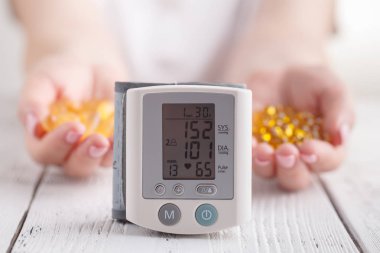 Kapsül balık yağı ve E vitamini ile eller