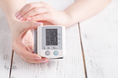 Kan basıncı ve Nabız ölçme tıbbi cihaz, el bilek kullanılan