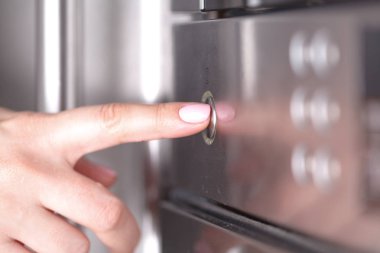 Mutfakta taze kurabiye pişirme için mikrodalga fırın kullanan kadın