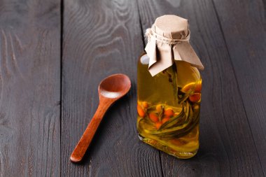 Aromatik otlar ile sızma zeytinyağı şişeleri