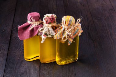 küçük cam şişe farklı bakire yağda kavanozlar