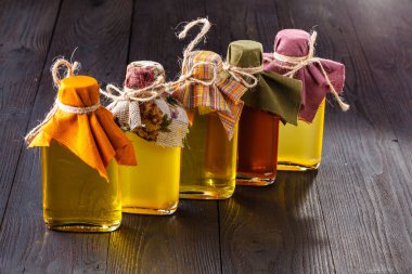 küçük cam şişe farklı bakire yağda kavanozlar