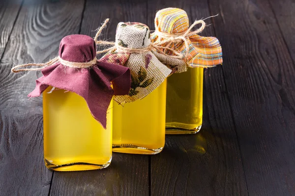 Farklı tür bitkisel yağ şişeleri