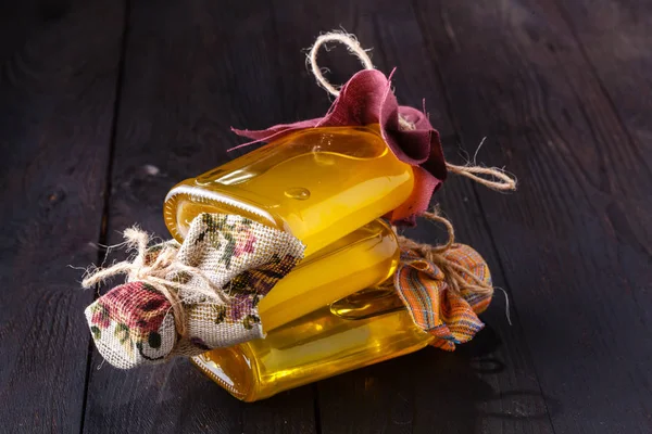 Farklı tür bitkisel yağ şişeleri