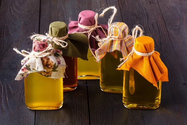 Farklı tür bitkisel yağ şişeleri