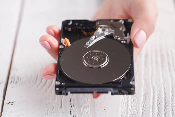 Vrouw Met Een Harde Schijf Hdd Handen — Stockfoto