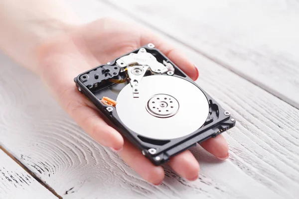 Vrouw Met Een Harde Schijf Hdd Handen — Stockfoto