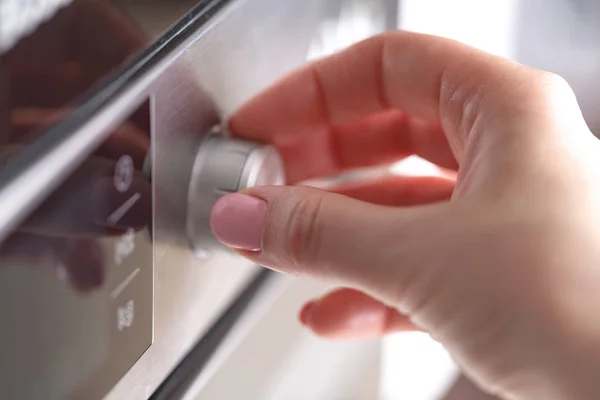 Feche Mão Feminina Enquanto Usa Microondas Sua Cozinha — Fotografia de Stock