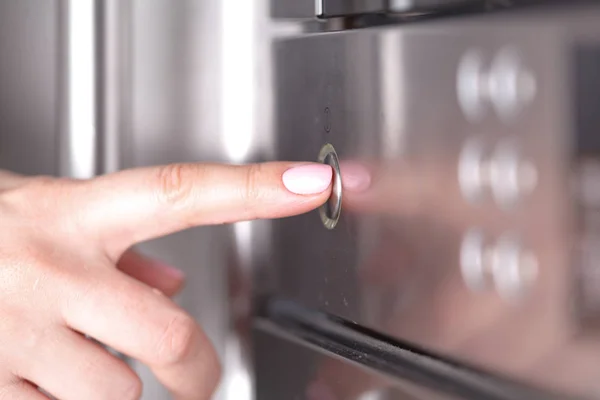 Mulher Usando Forno Microondas Para Assar Biscoitos Frescos Cozinha — Fotografia de Stock