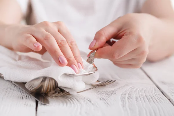 Mujer Está Limpiando Secando Cucharas Para Catering — Foto de Stock