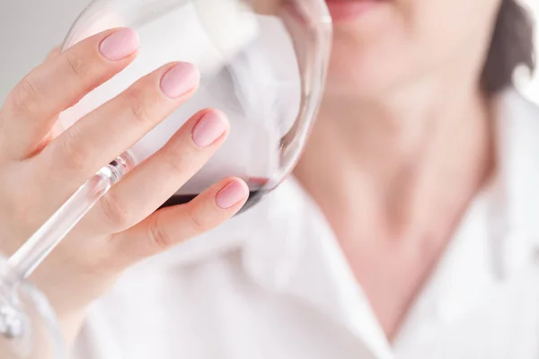 Mooie Jonge Vrouw Ruiken Gevoel Aroma Drinken Met Plezier Glas — Stockfoto