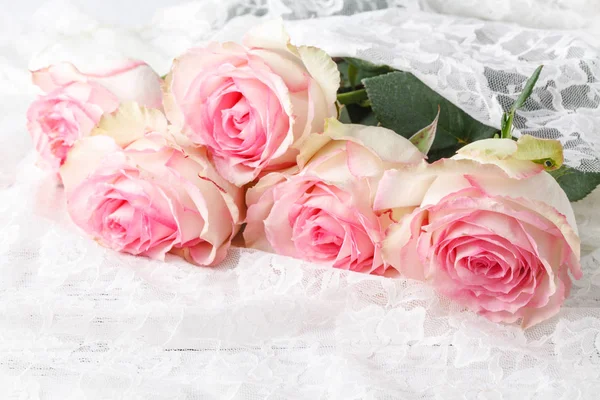 Вінтажна Група Рожевих Троянд Дерев Яному Столі Який Фокус — стокове фото