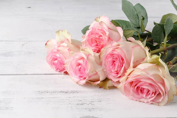Bellissime Rose Rosa Bouquet Sdraiato Tavolo Legno — Foto Stock