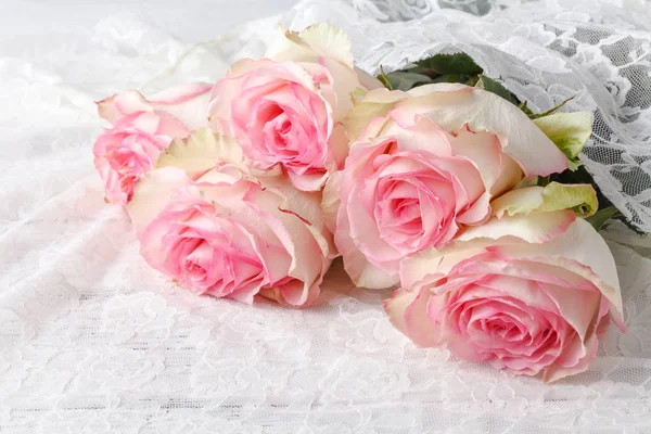 Bellissime Rose Rosa Bouquet Sdraiato Tavolo Legno — Foto Stock