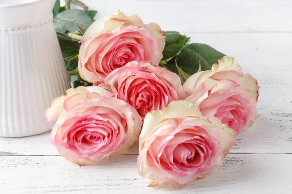 Strauß Rosa Rosen Auf Altem Holzbrett Hintergrund Vintage Tonung — Stockfoto