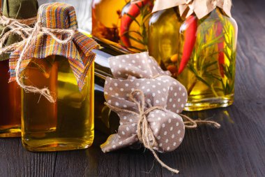 Eski ahşap bir masa üzerinde farklı baharatlar ile zeytin yağı