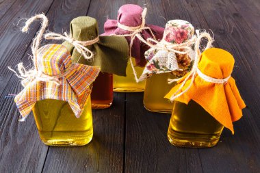 tohum ve sağlık (keten, susam, ayçiçeği, zeytin, ceviz, fıstık) için yararlı yağlar. Ahşap arka plan