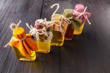 Ahşap masa üzeri yağlıboya ile şişe bileşimi