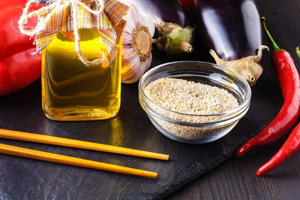 Zdrowe Jedzenie Picie Koncepcja Olej Sezamowy Nasiona Chiński Japoński Tabela — Zdjęcie stockowe
