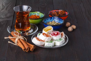 Azerbaycan geleneksel armudu (armut biçimli) cam çay