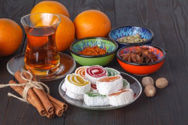 Tatlılar geleneksel armudu bardakta çay