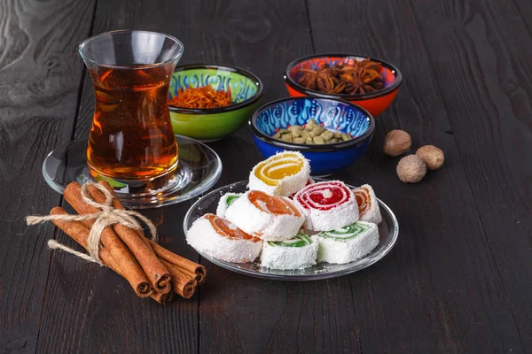 アゼルバイジャンの伝統的な Armudu 洋ナシ形 ガラスでお茶 — ストック写真