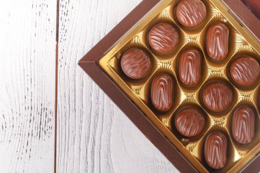 çikolata şekerleme kutusunda, beyaz masa görünümü Kapat