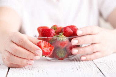 Çilek tabak yığını olan dişi